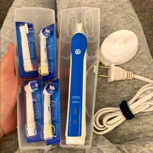 Oral B electric toothbrush with 4 new brush heads